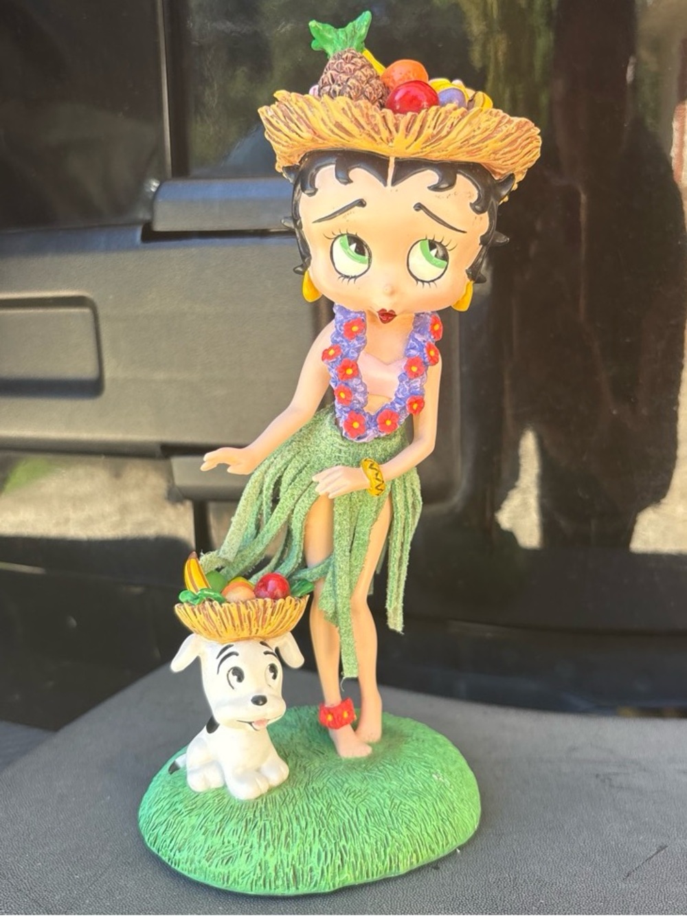 Danbury Mint Betty Boop Hawaiian Holiday Figurine 7 inches Tall King
Features